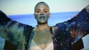 Etta Bond brings the vibes with 