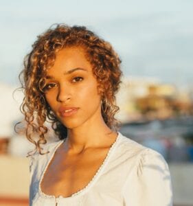 PREMIERE: Izzy Bizu ft. Kano - 