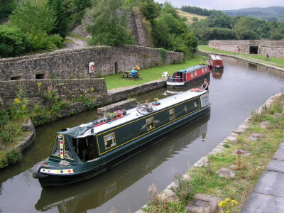 Man arrested after trying to escape the police on a 4MPH narrowboat
