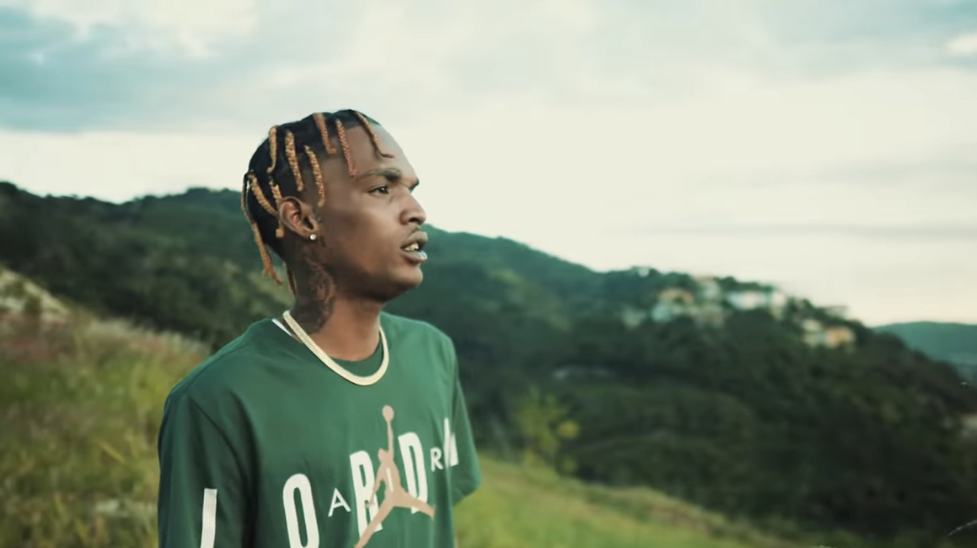 Rising dancehall star Skeng is back with a new drip called “Life Changes”. 