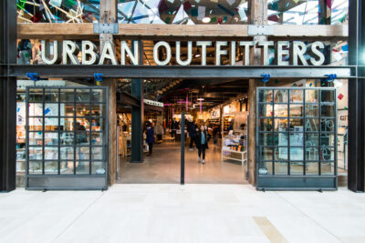 Police officer that drunkenly urinated in Urban Outfitters keeps job