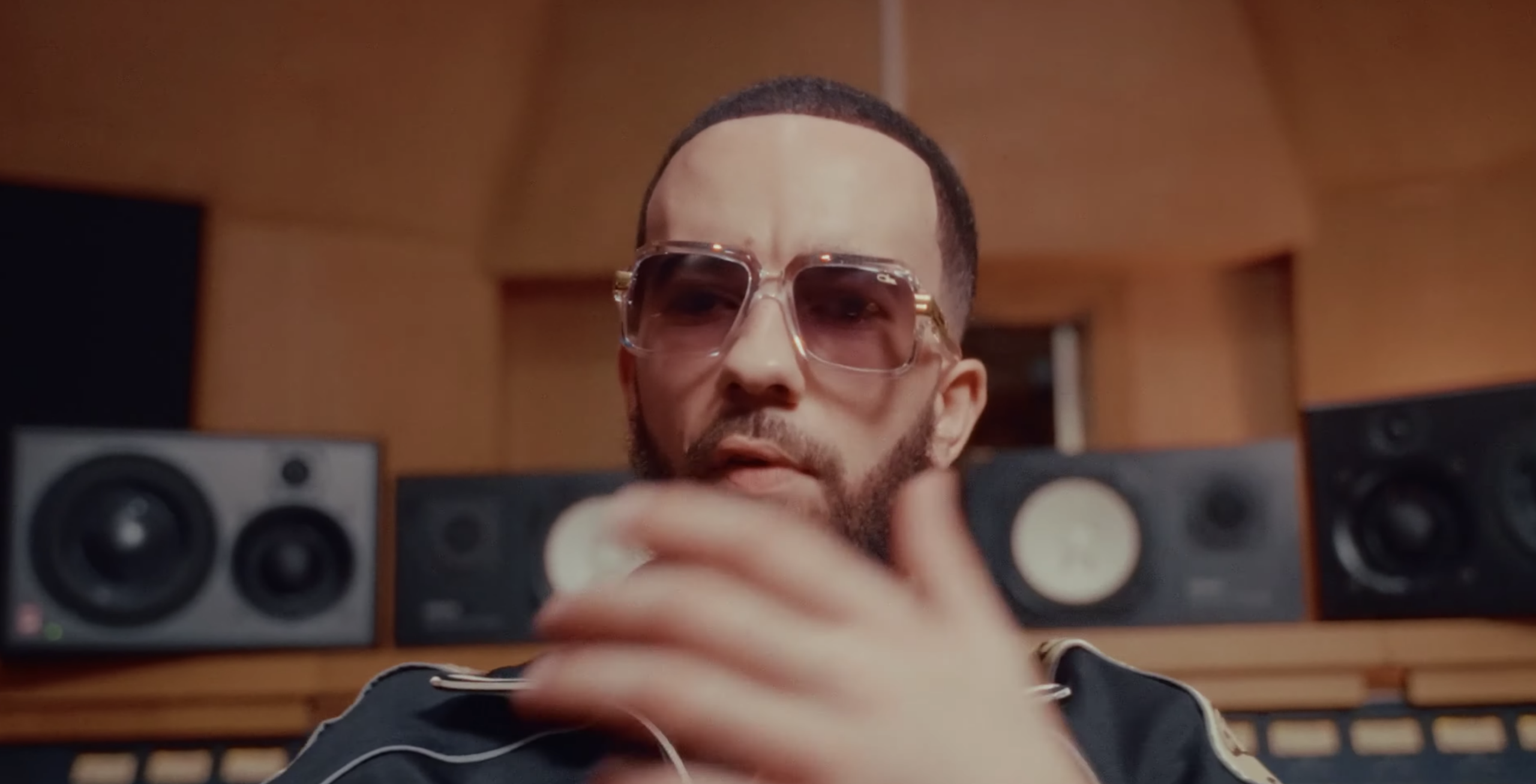 PREMIERE: AB returns with new heater